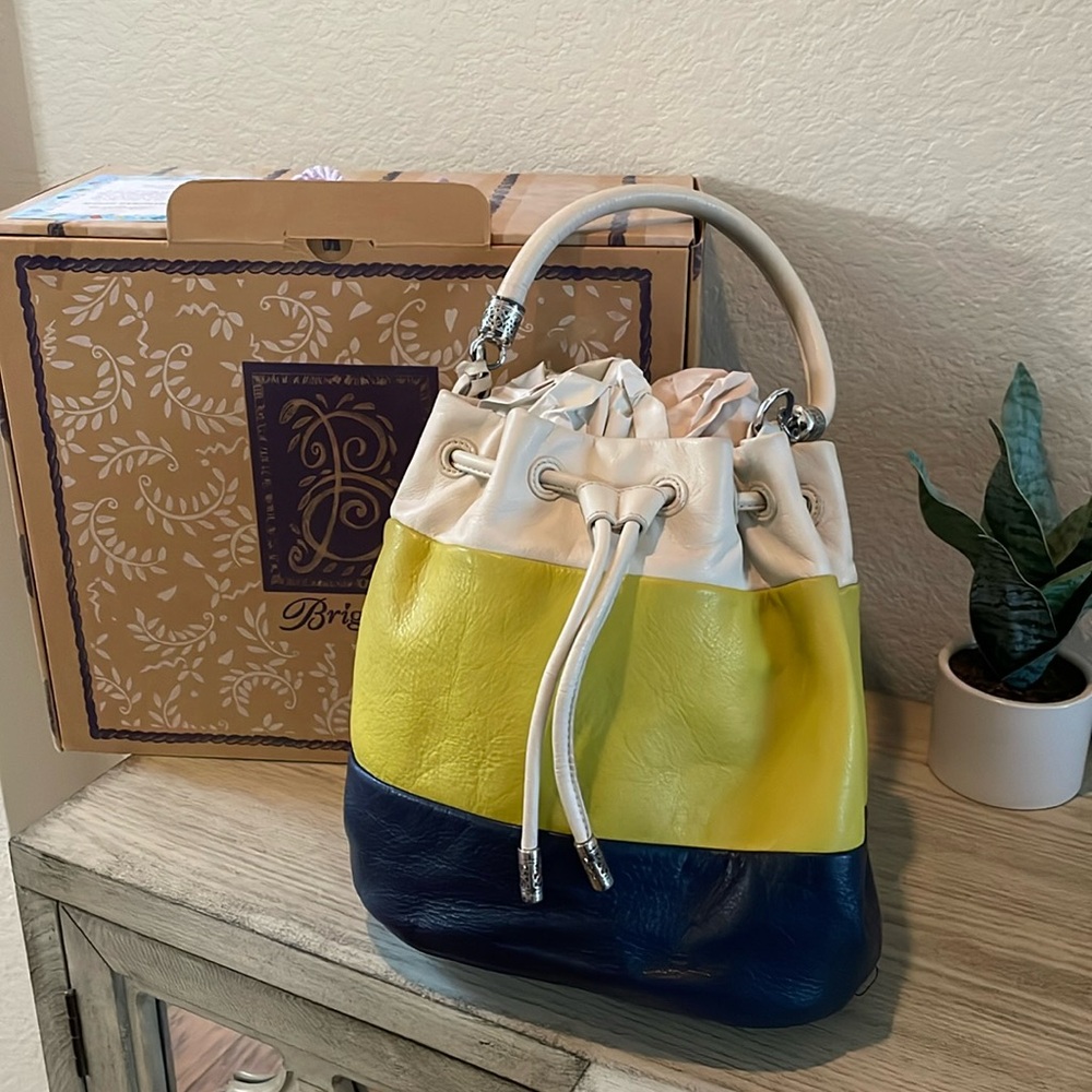 Original box and soft bag to store the bag when you are not carrying!